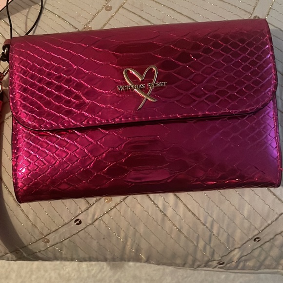 Victoria’s Secret’s Fuchsia Metallic Snakeskin Metallic Wristlet/Wallet💕.NWT - Picture 2 of 11
